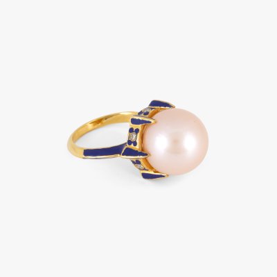 Gold ring decorated with pearl, diamonds and enamel