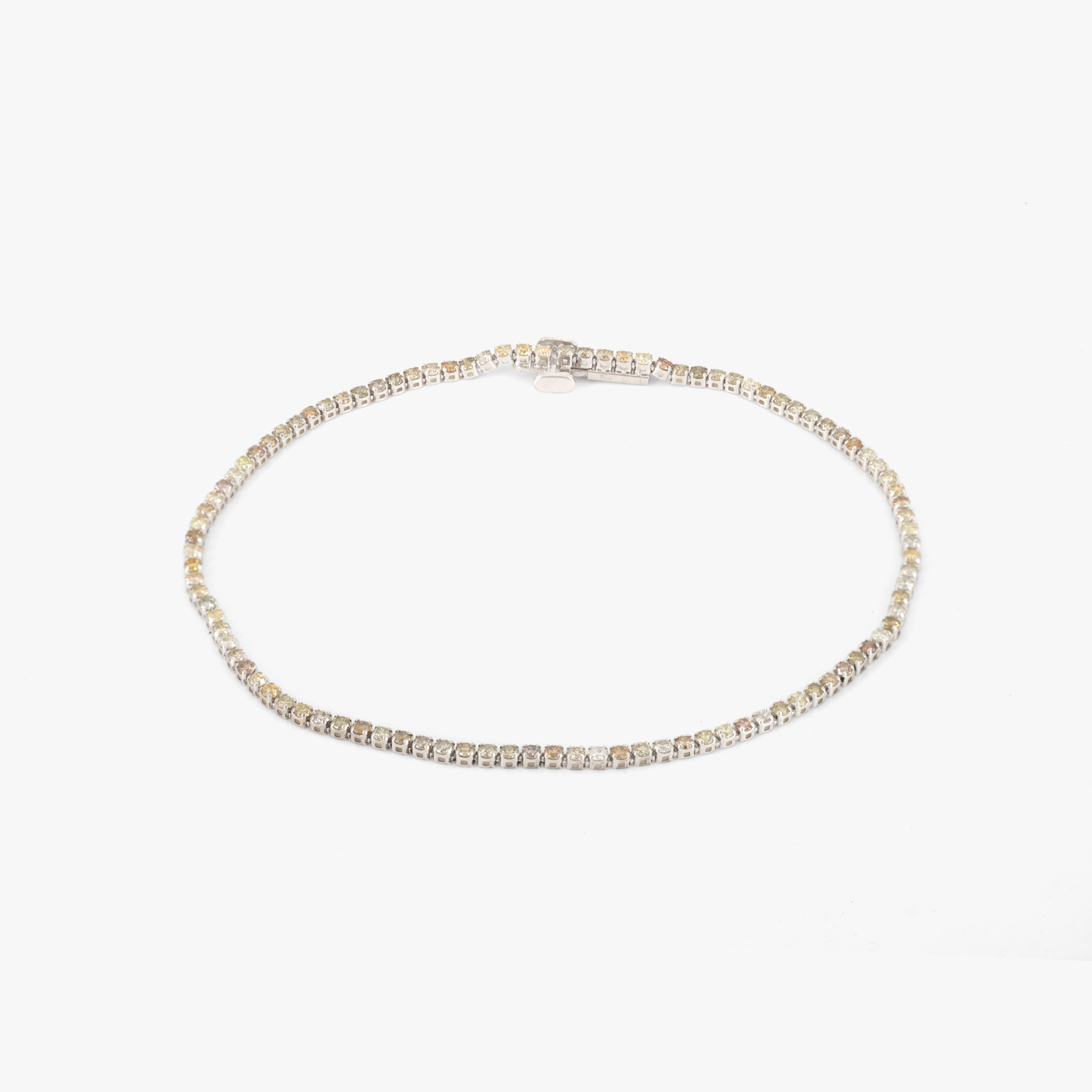 Brățară din aur alb, decorată cu diamante, însoțită de certificat gemologic IGI