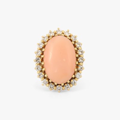 Gold ring, decorated with a coral surrounded by diamonds