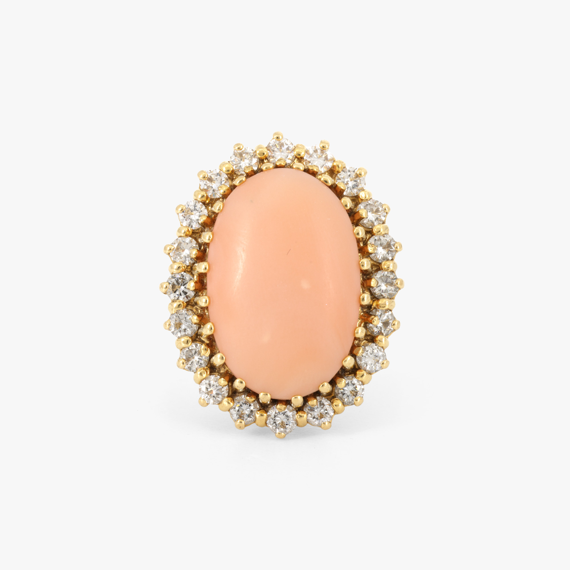 Inel din aur, decorat cu un coral anturat de diamante