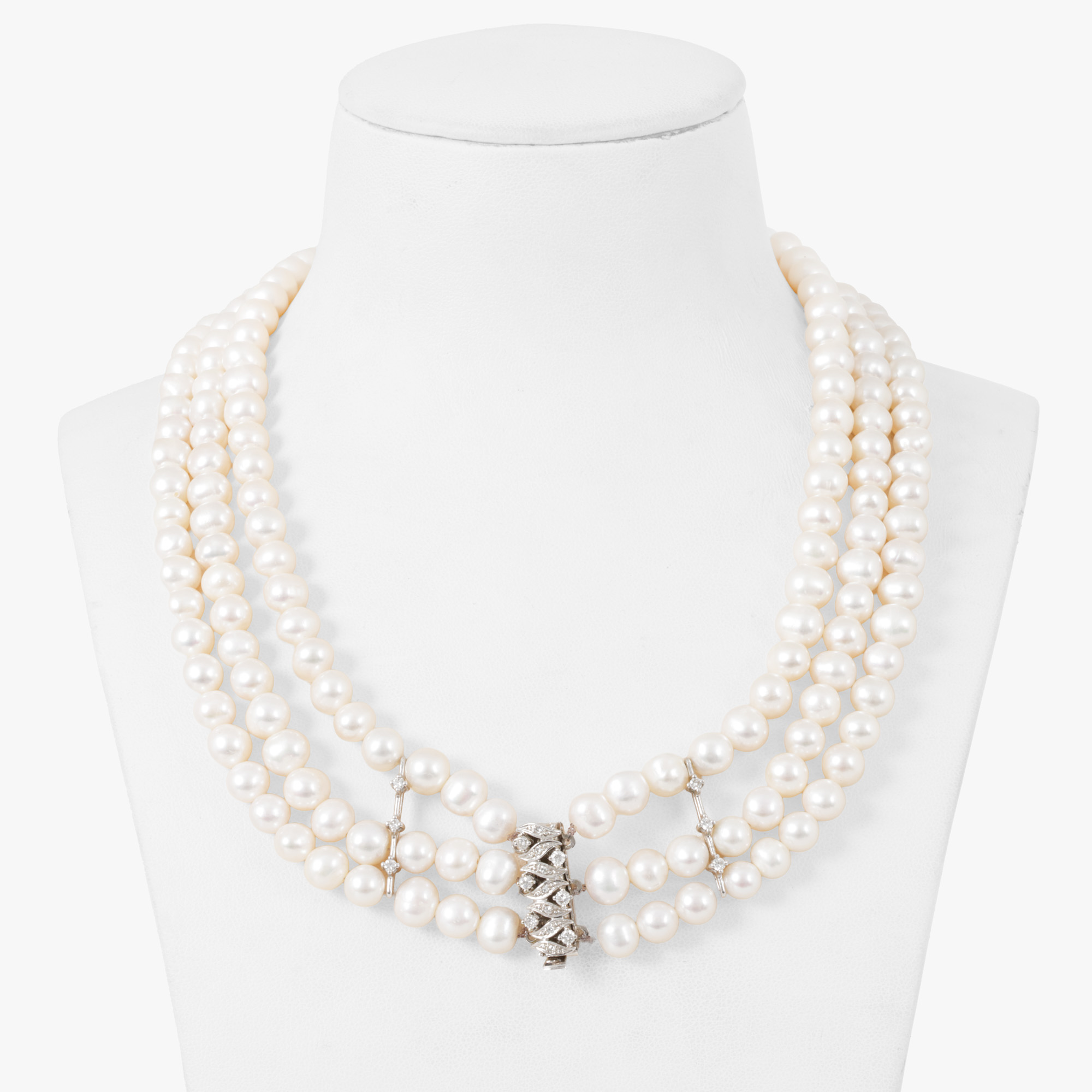Necklace with three strands of pearls, decorated with a white gold and diamond clasp