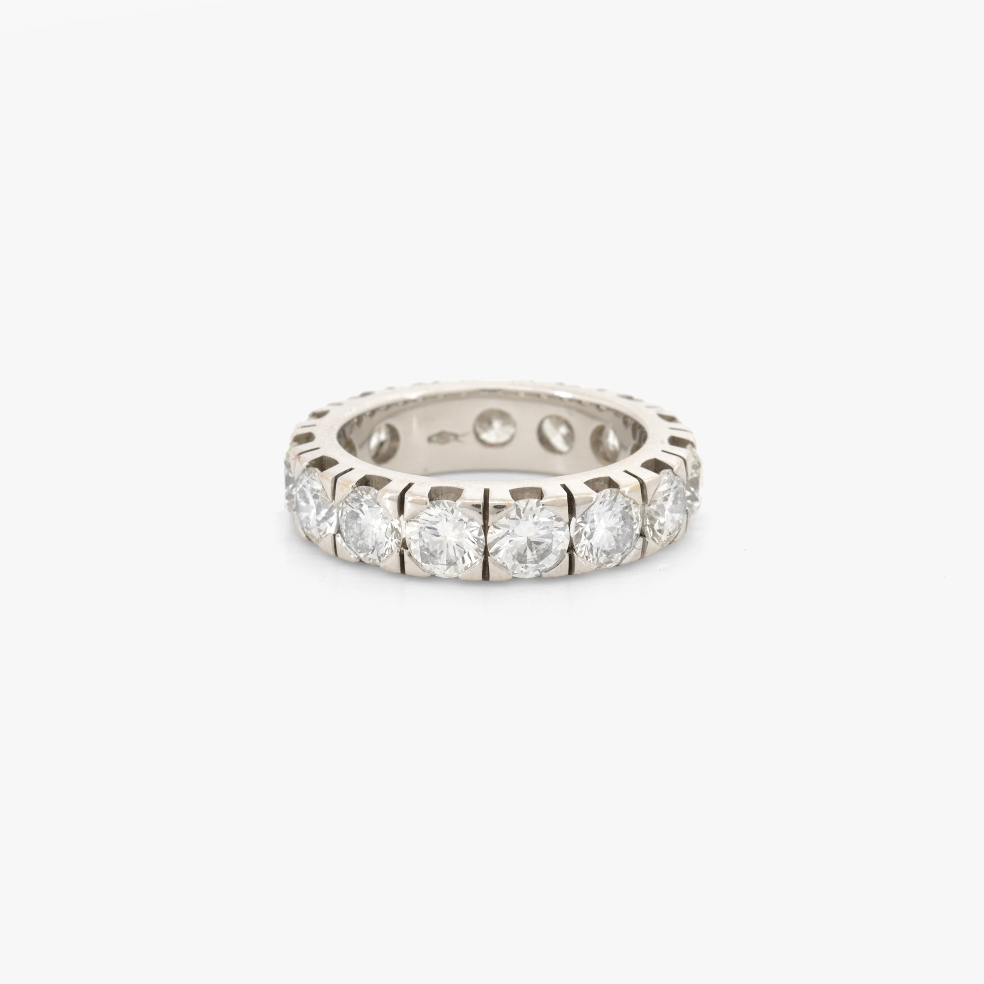 Inel din aur alb, decorat cu înșiruire de diamante de cca. 4,05 ct.