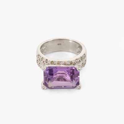 White gold ring, decorated with diamonds and an amethyst