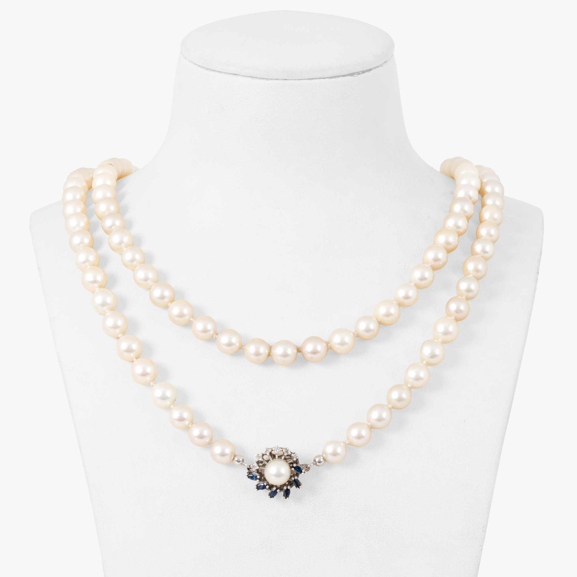 Pearl necklace, decorated with a white gold clasp paved with sapphires and diamonds