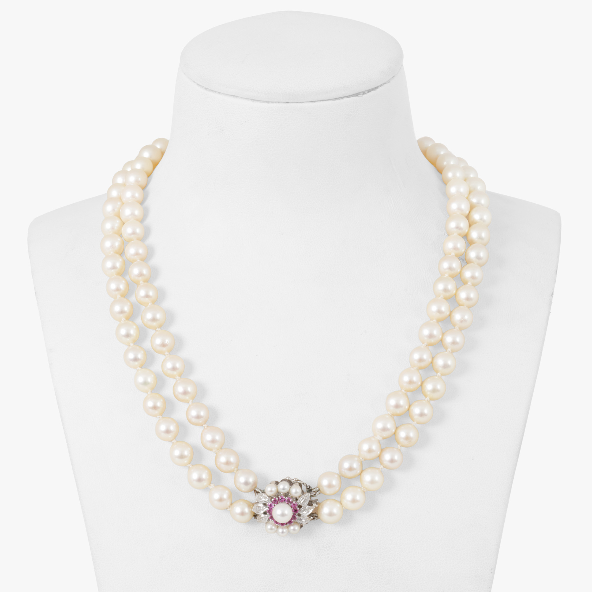 Pearl necklace, decorated with a white gold clasp, adorned with pink sapphires