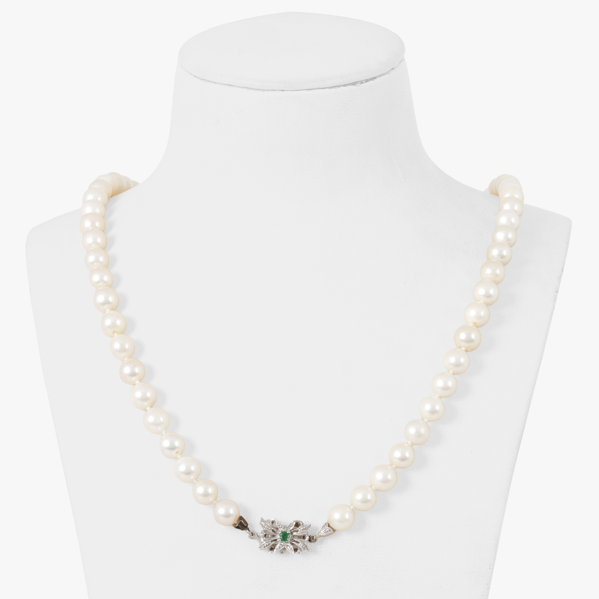 Pearl necklace with white gold clasp, decorated with emerald