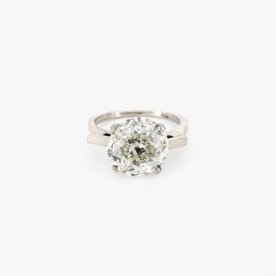 "Love Included" - platinum ring, decorated with a solitaire diamond of approx. 4.60 ct. with a natural inclusion in the shape of a heart, circa 1920, comes with an additional gemological certificate