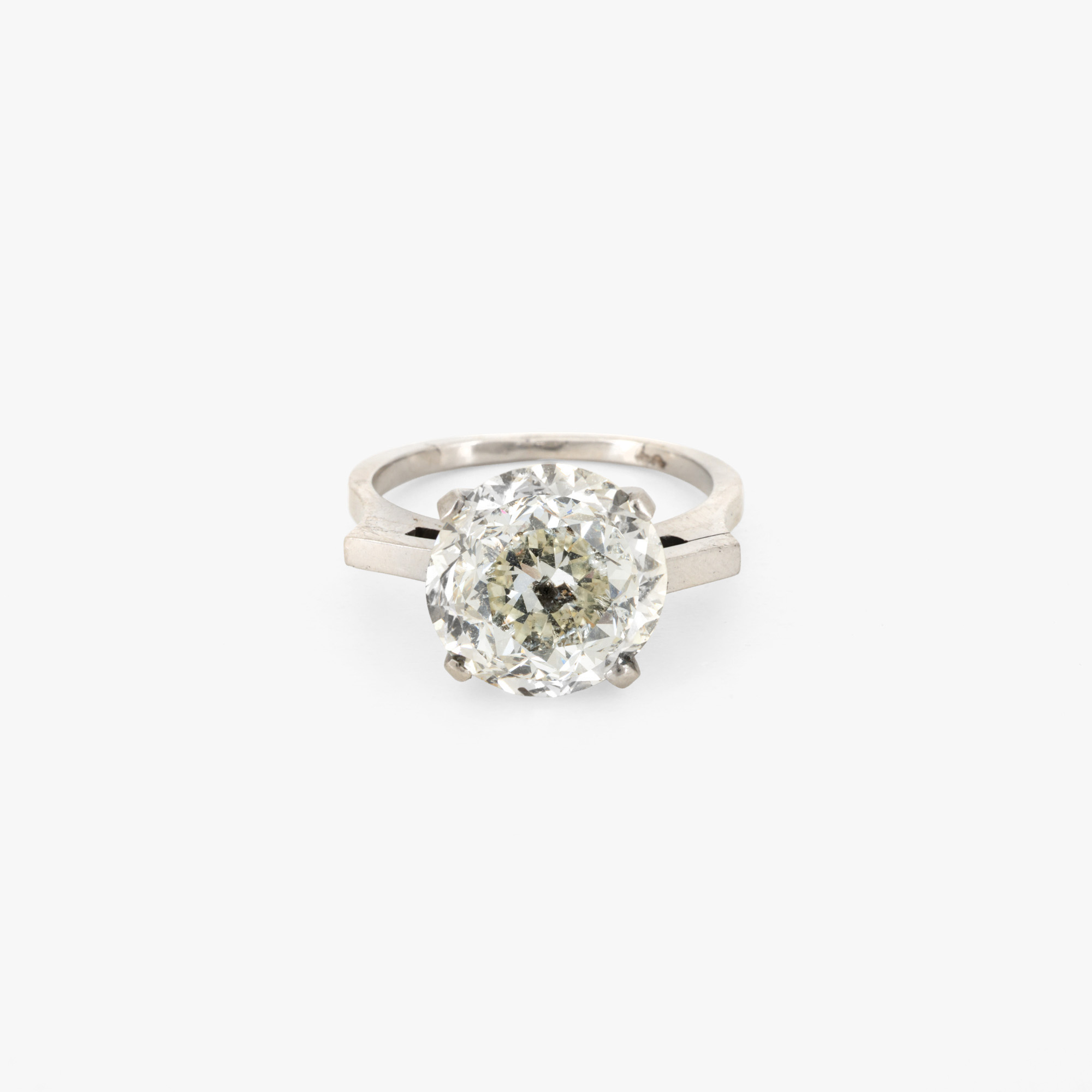 ”Love Included” - inel din platină, decorat cu un diamant solitaire de cca. 4,60 ct. cu o incluziune naturală sub formă de inimă, cca. 1920, însoțit de certificat gemologic suplimentar