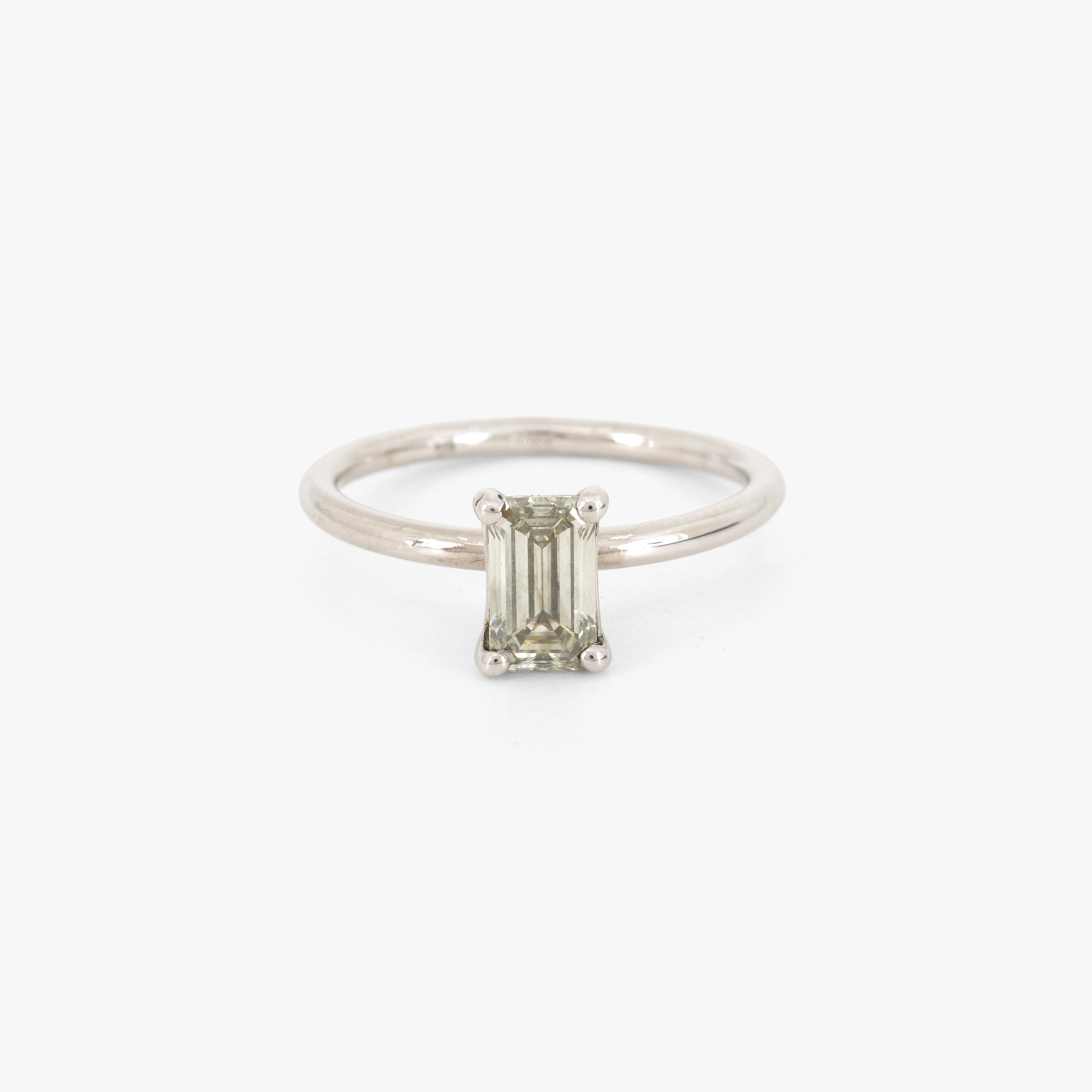 White gold ring, centrally decorated with a fancy diamond, approx. 1.01 ct., accompanied by an IGI gemological certificate