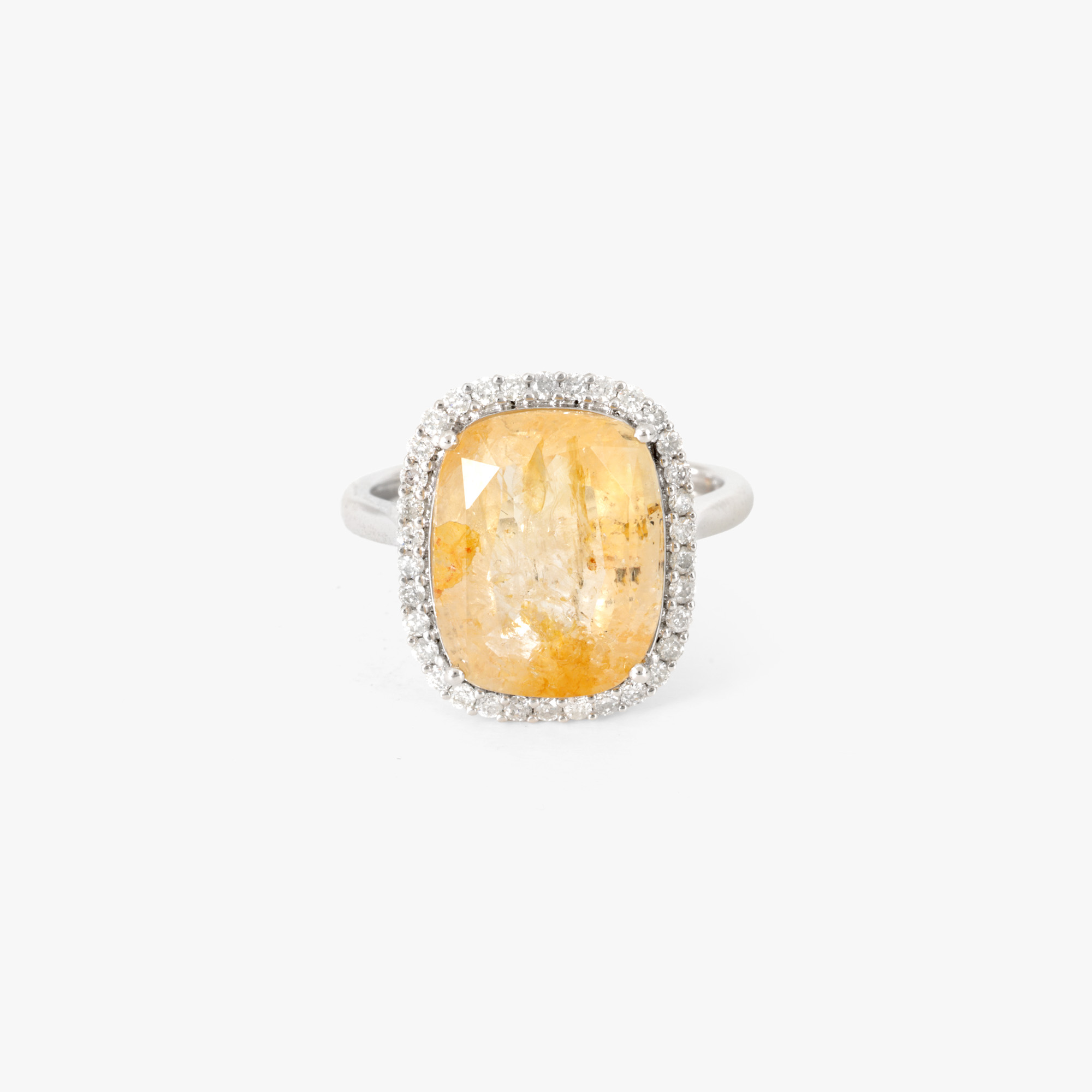 Inel din platină, decorat cu safir galben anturat de diamante, insoțit de certificat gemologic IGI