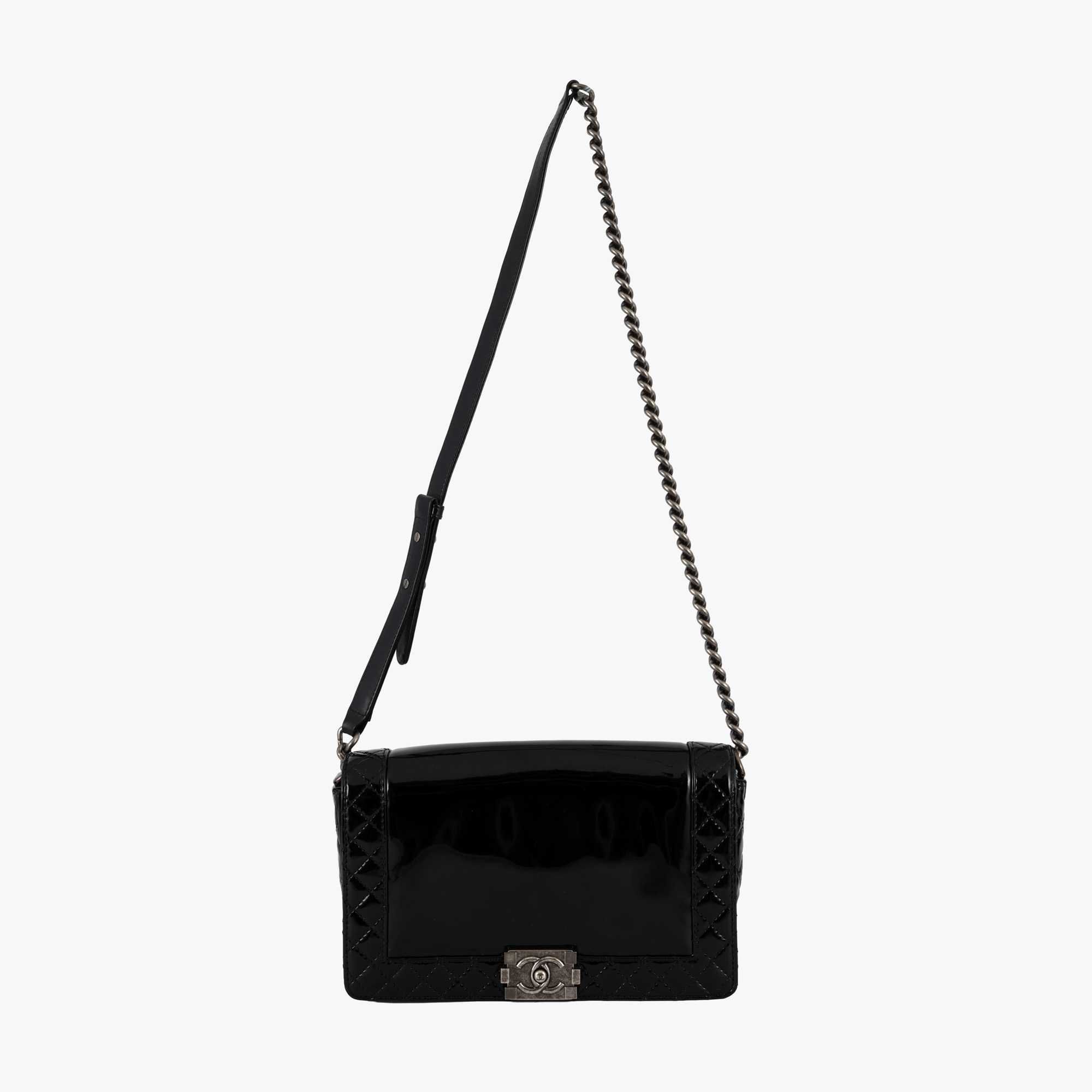 ”Boy Reverso Flap Bag” - geantă Chanel, din piele lăcuită, însoțită de dustbag