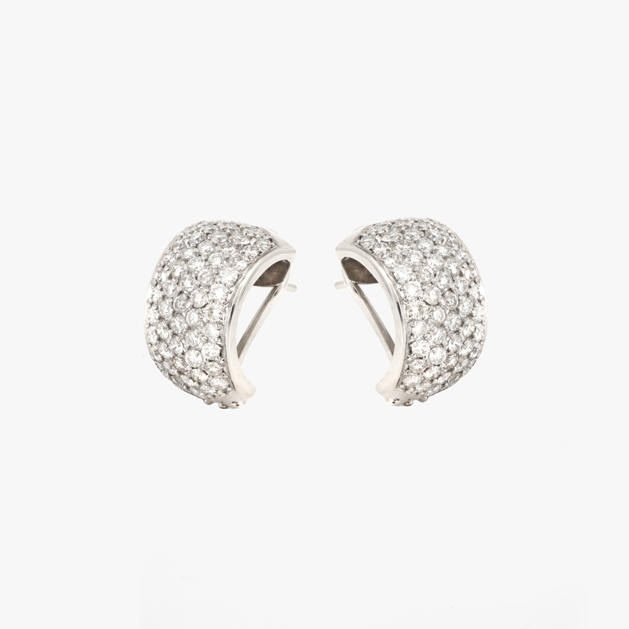 Pair of white gold earrings, paved with diamonds, accompanied by an additional gemological certificate