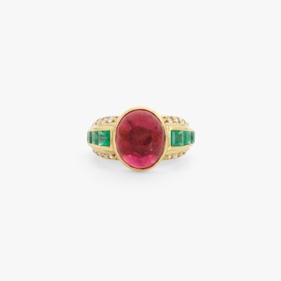 Gold ring decorated with cabochon ruby, emeralds and diamonds, accompanied by supplementary gemological certificate
