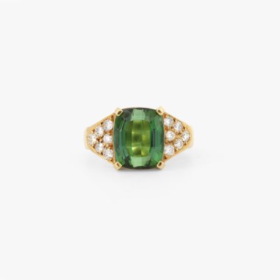 Gold ring decorated with green tourmaline and diamonds, accompanied by additional gemological certificate