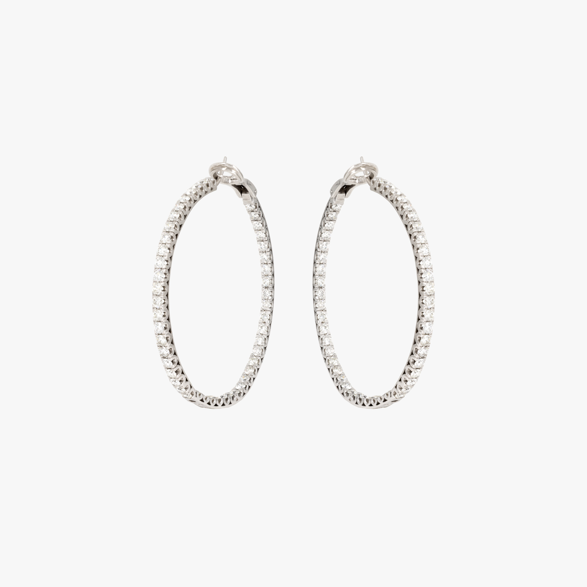 Pereche de cercei din aur alb, decorată cu diamante de cca. 8,00 ct., însoțită de certificat gemologic suplimentar