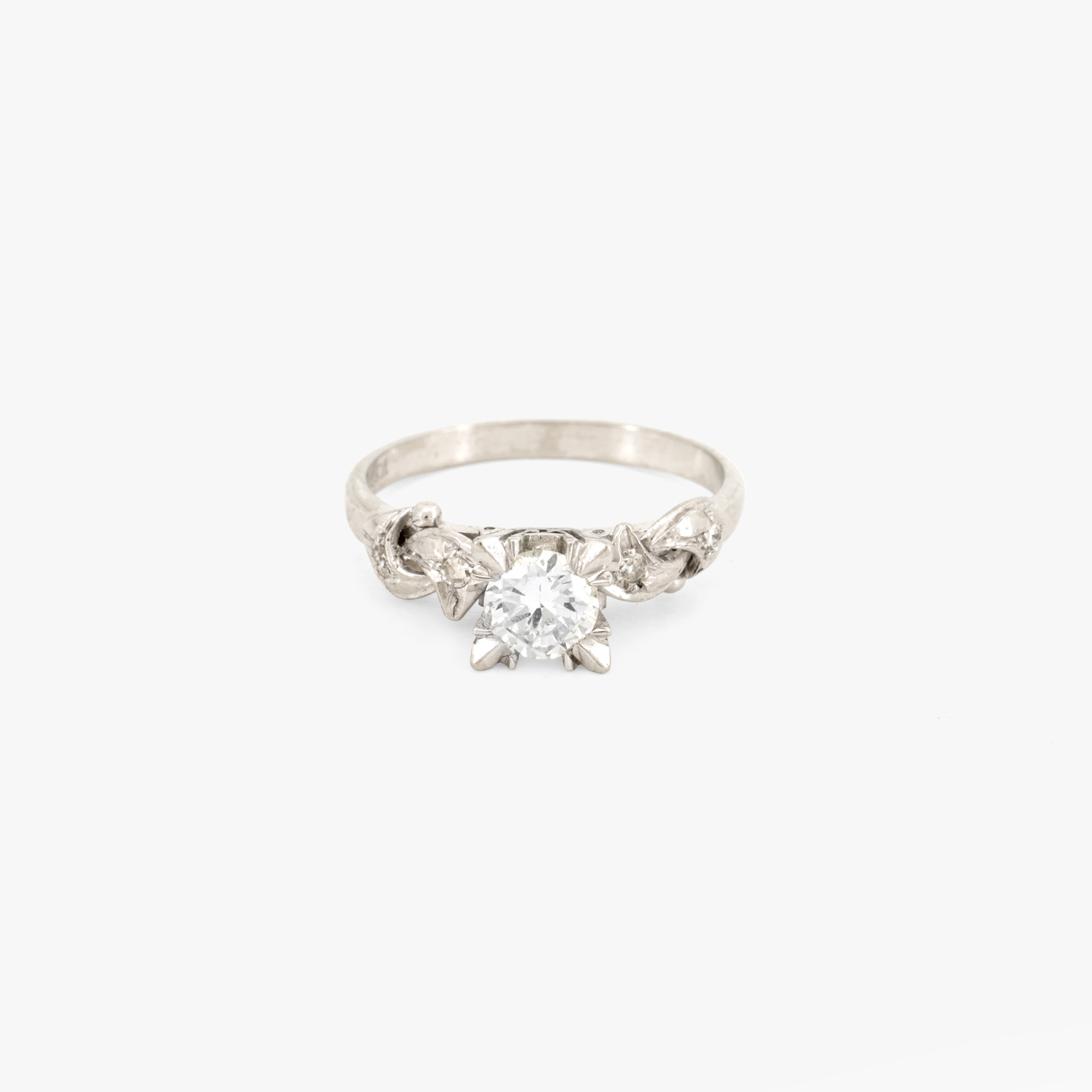 Platinum ring, decorated with diamonds, accompanied by an additional gemological certificate