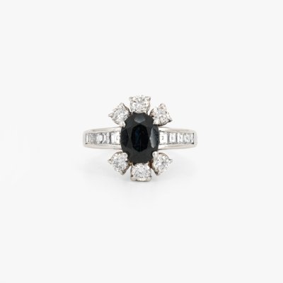 White gold ring, decorated with sapphire and diamonds, accompanied by additional gemological certificate