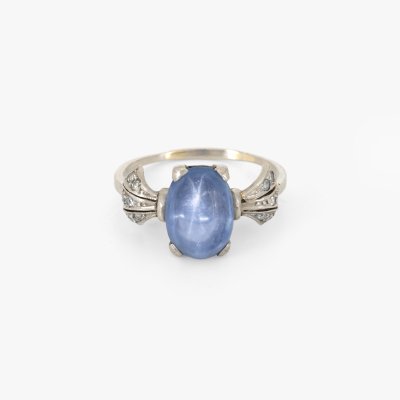 Art Deco platinum ring decorated with a star sapphire and diamonds, cca. 1930