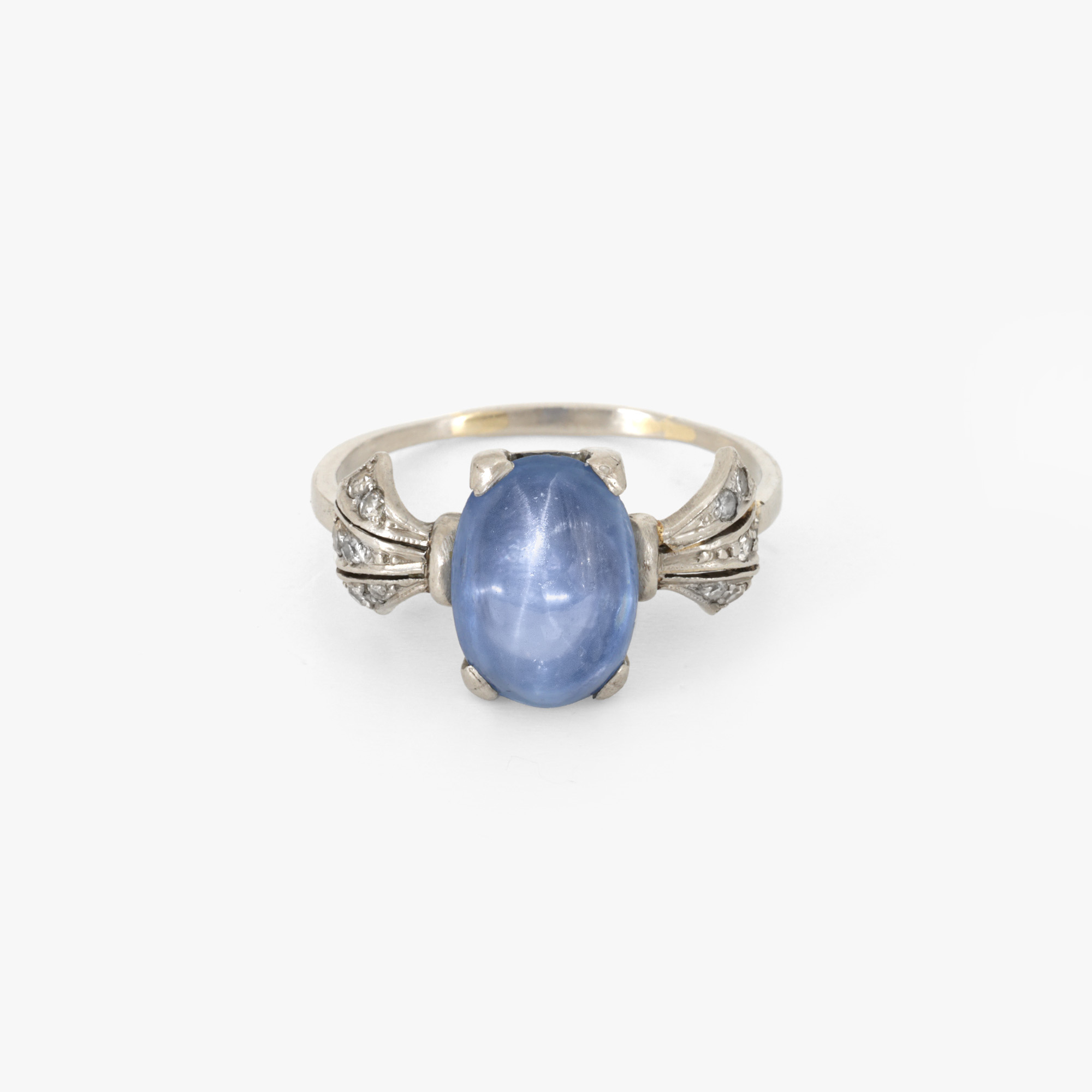 Inel Art Deco din platină, decorat cu un safir stea și diamante, cca. 1930