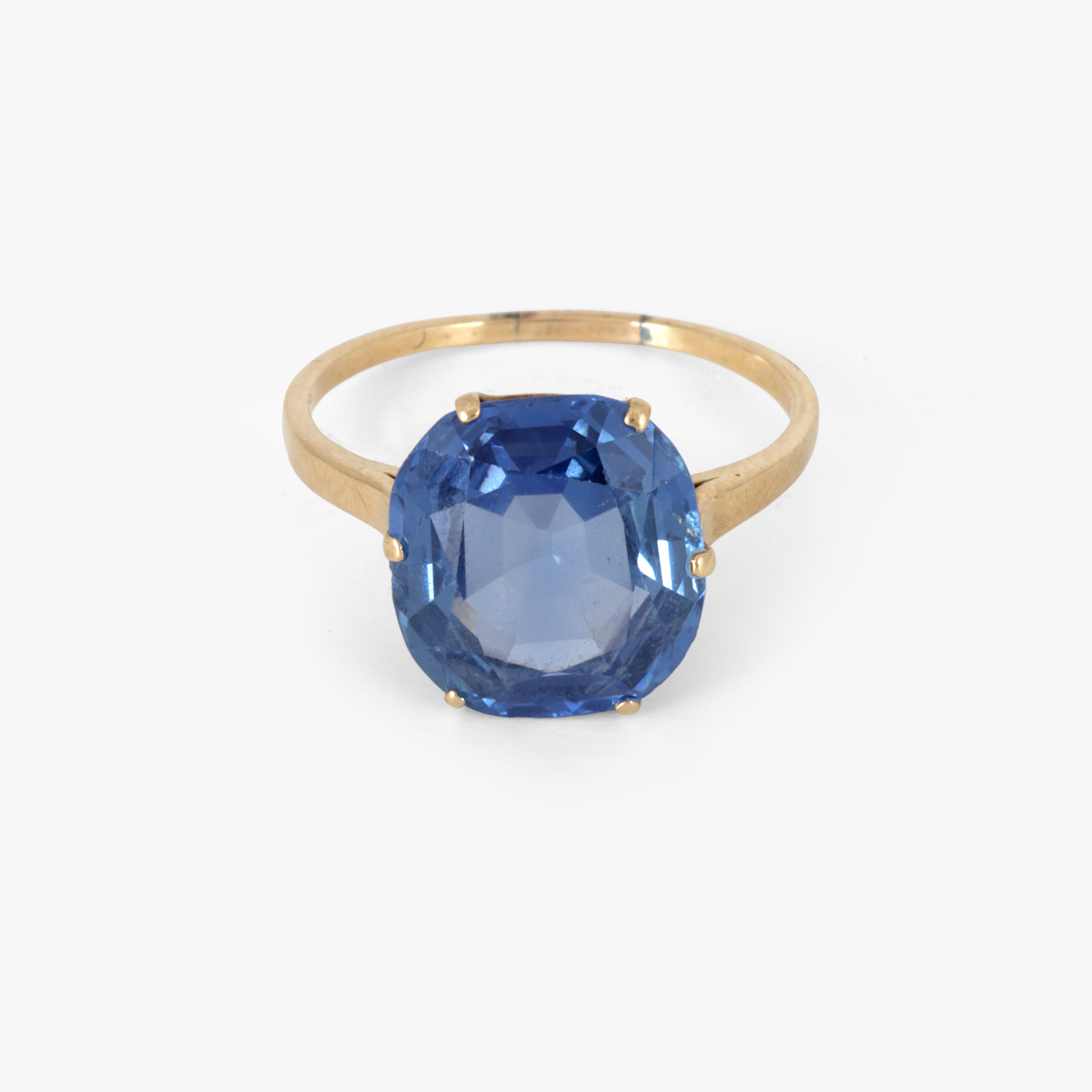 Gold ring, decorated with a superb sapphire approx. 7.40 ct.