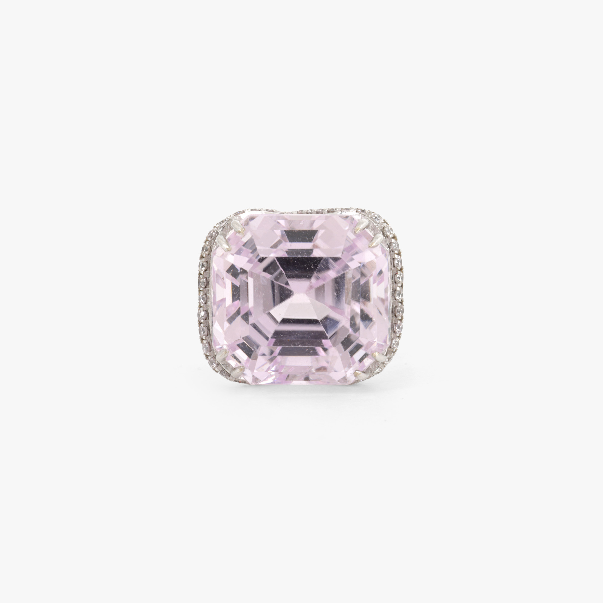 Inel din aur alb, decorat cu un kunzit central și diamante fancy pink, însoțit de certificat gemologic IGI
