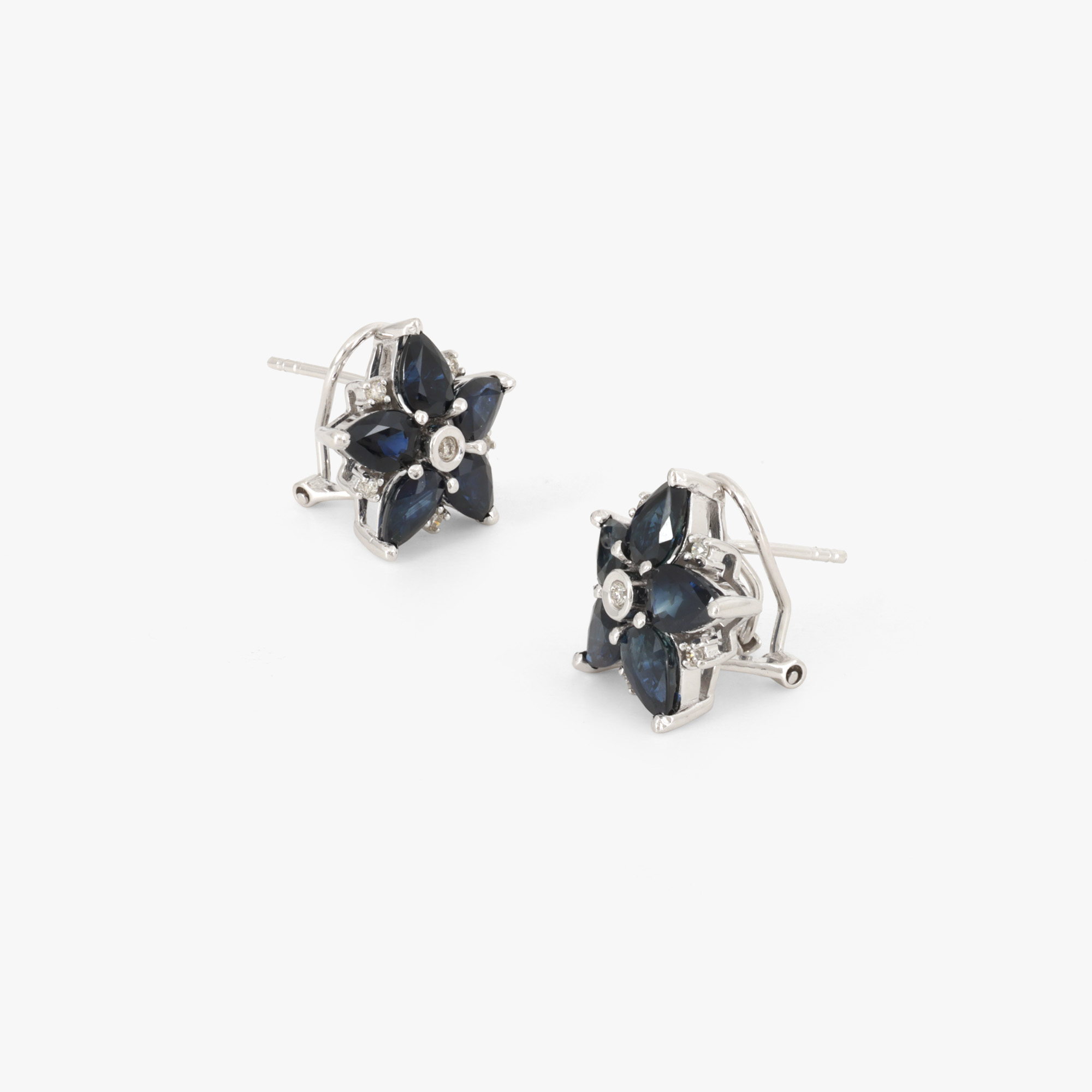 Pair of white gold earrings, decorated with sapphires and diamonds, accompanied by additional gemological certificate