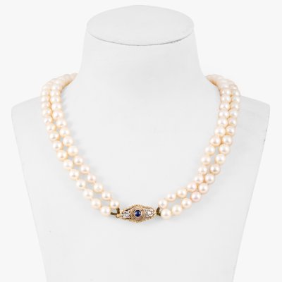 Pearl necklace, decorated with gold and silver clasp, diamonds and sapphire