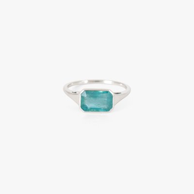 White gold ring, decorated with emerald, accompanied by IGI gemological certificate