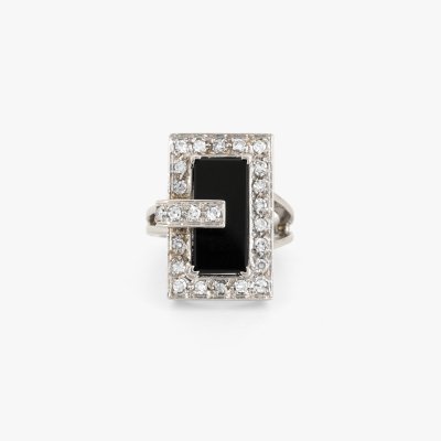 White gold ring, decorated with diamonds and onyx