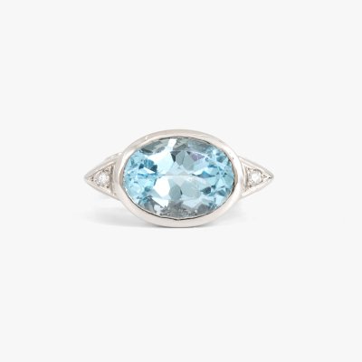 White gold ring decorated with topaz and diamonds