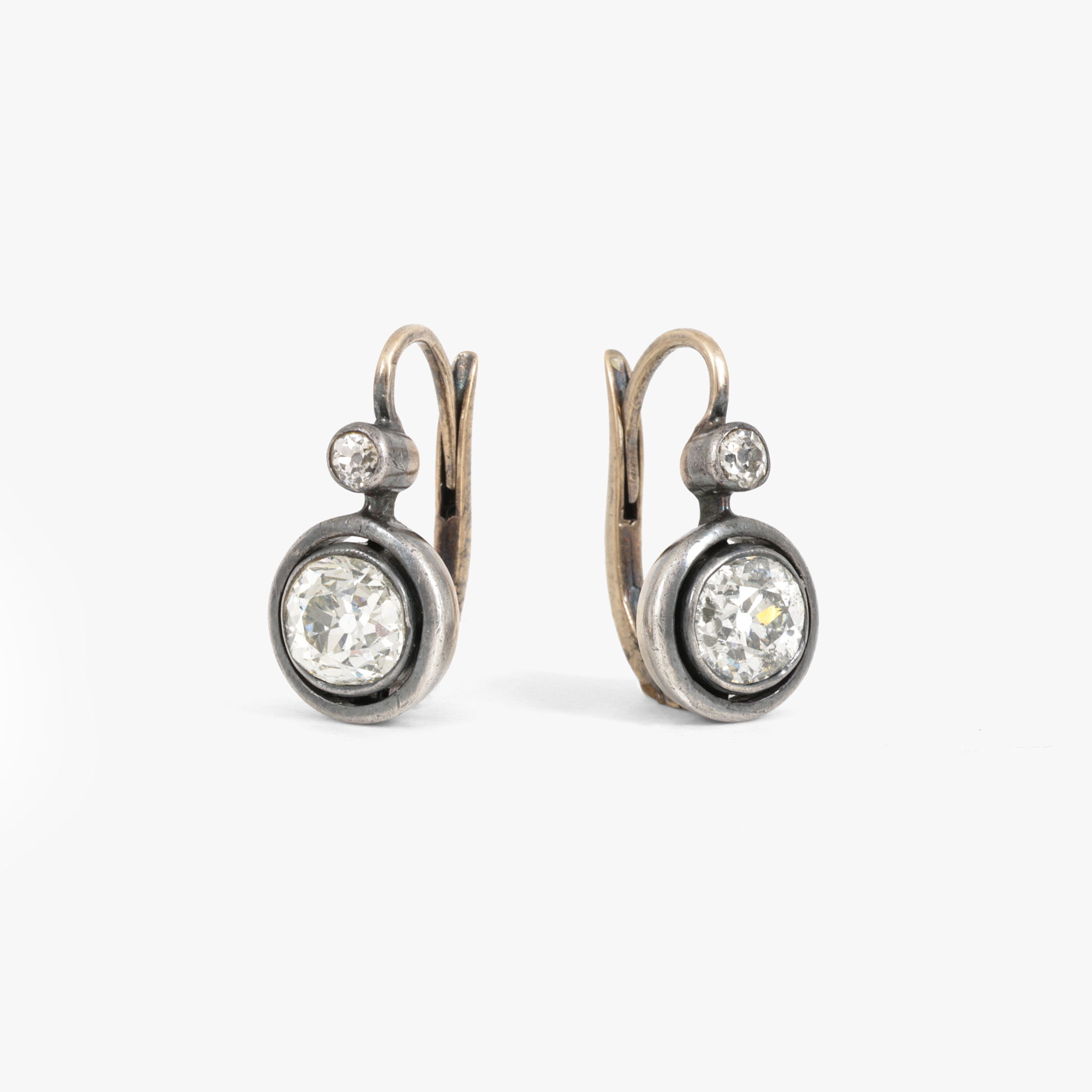 Pair of gold and silver earrings, decorated with diamonds, circa 1906-1926