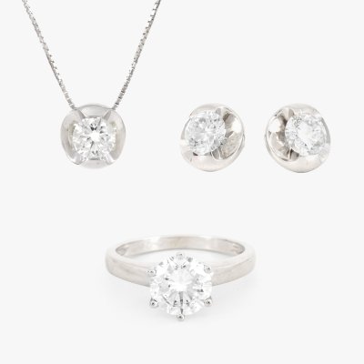 Cellini Set, in white gold, made up of a chain with pendant, earrings, and ring, decorated with diamonds