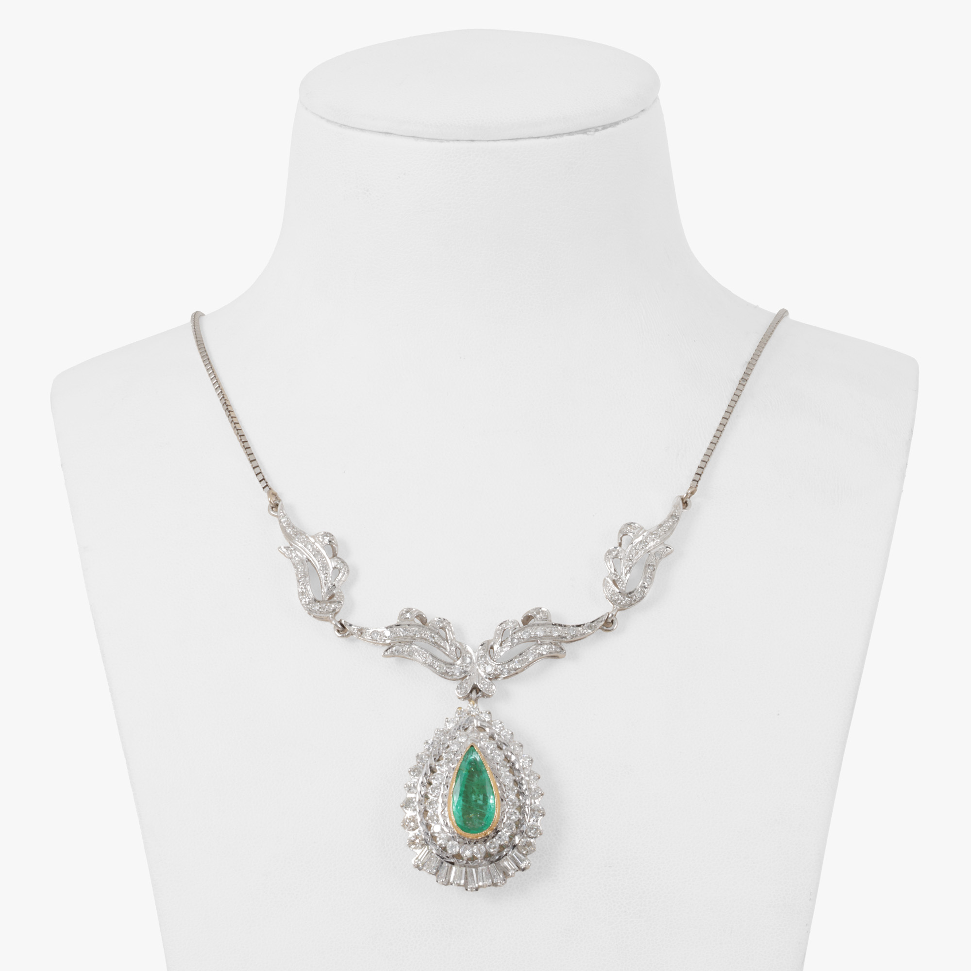White gold necklace, decorated with diamonds and emerald, accompanied by an additional gemological certificate