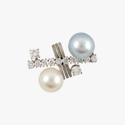 White gold brooch, decorated with diamonds and pearls
