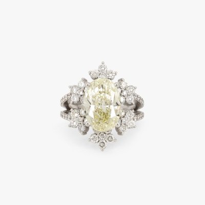 Splendid white gold ring, decorated with a 5.01 ct. diamond, accompanied by an additional gemological certificate