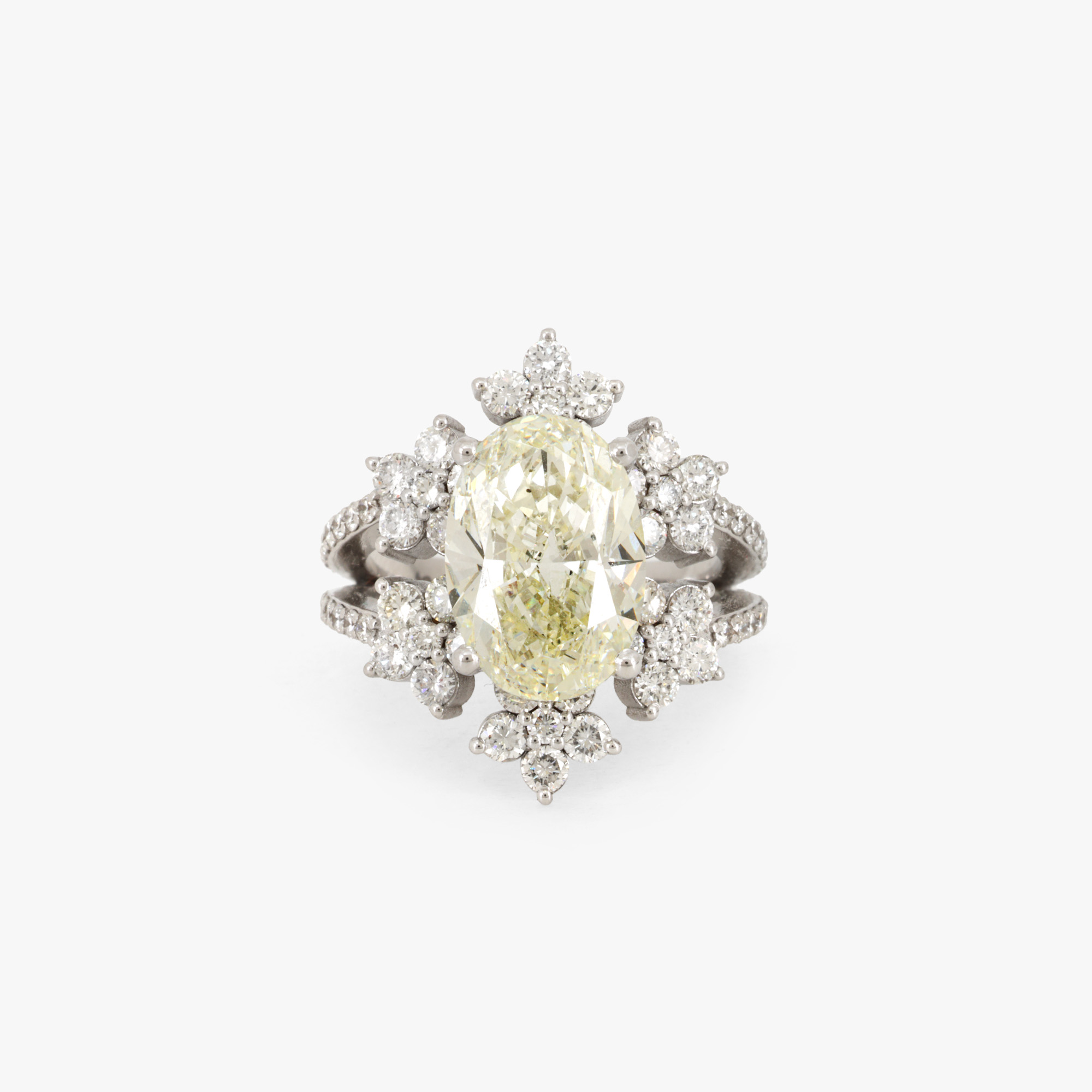 Splendid inel din aur alb, decorat cu diamant de 5,01 ct., însoțit de certificat gemologic suplimentar
