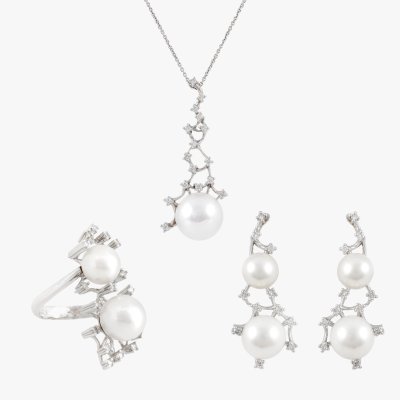 White gold set, consisting of a pendant chain, a pair of earrings and a ring, decorated with diamonds and pearls