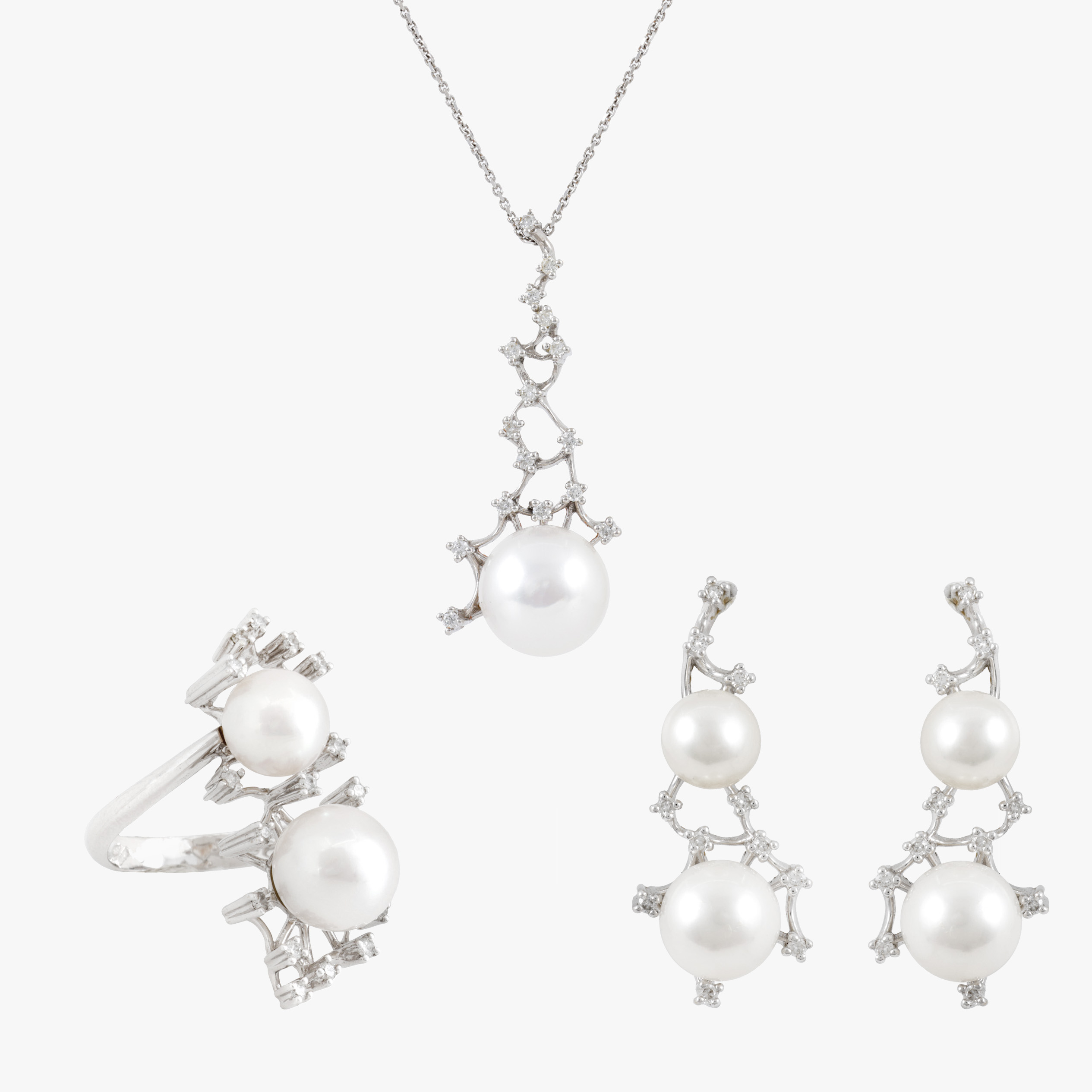 White gold set, consisting of a pendant chain, a pair of earrings and a ring, decorated with diamonds and pearls