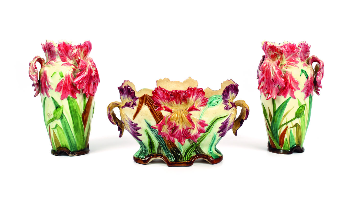 Set Art Nouveau, format din jardinieră și două vase, bogat decorat cu iriși, cca. 1900
