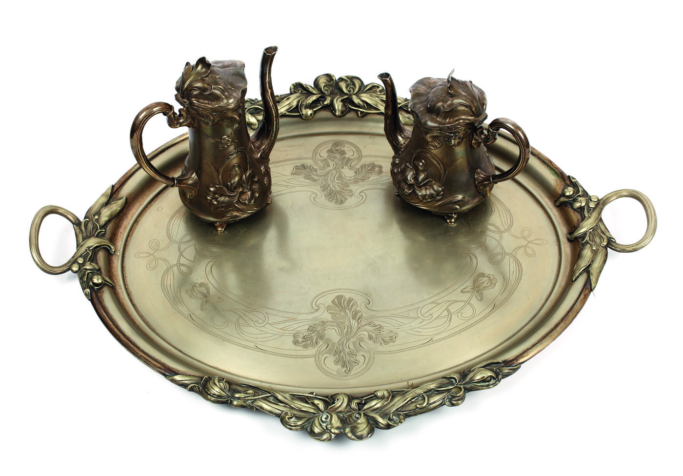 Lot format din tavă şi pereche de ceainice WMF, cu poansonul magazinului Radivon, în stil Art Nouveau, cca. 1910-1920