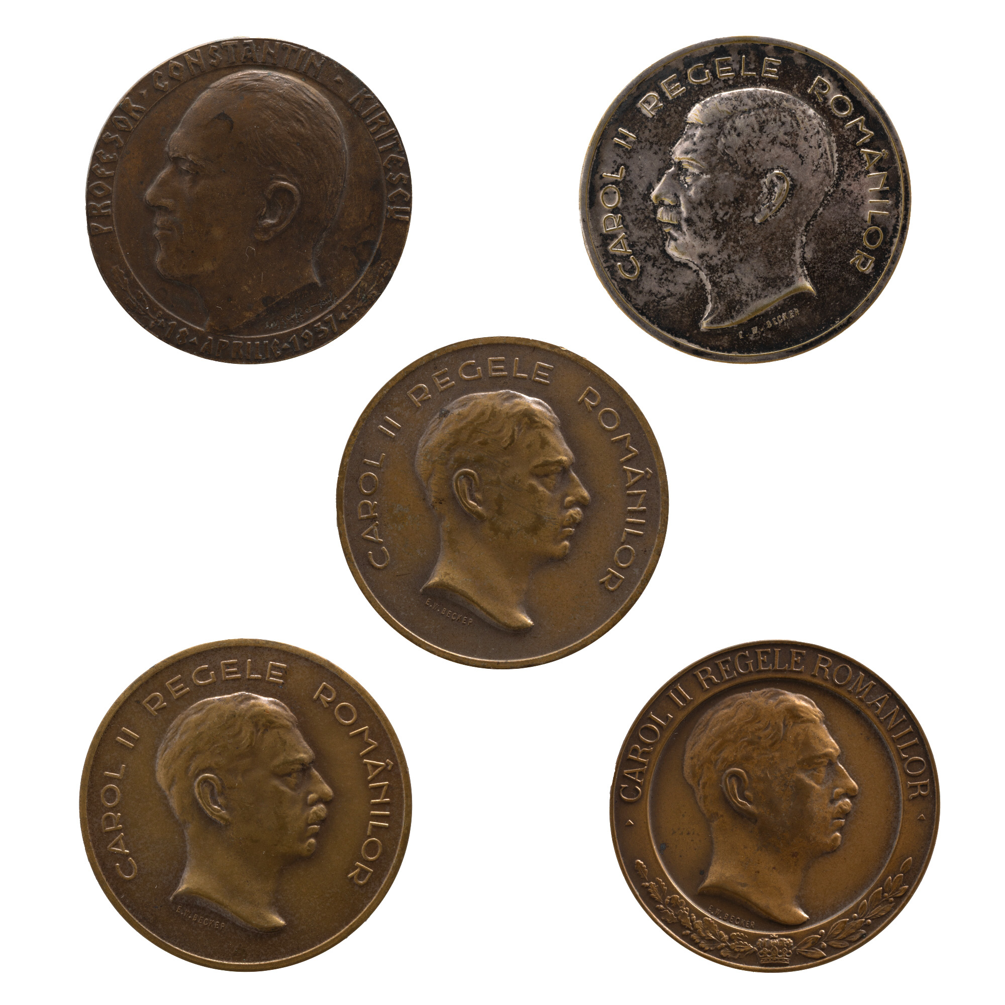 Lot format din machetă originală ”Profesor Constantin Kirițescu”, gravor Emil Wilhelm Becker, 1937, avers, exemplar unic, medalie ”Principele Regent Paul al Iugoslaviei - Batalionul III, grăniceri”, gravor Emil Wilhelm Becker, 1937, două medalii ”Moneda națională”, gravor Emil Wilhelm Becker, 1935, și medalie ”Luna Bucureștilor 9 mai - 9 iunie”, gravor Emil Wilhelm Becker, 1935
