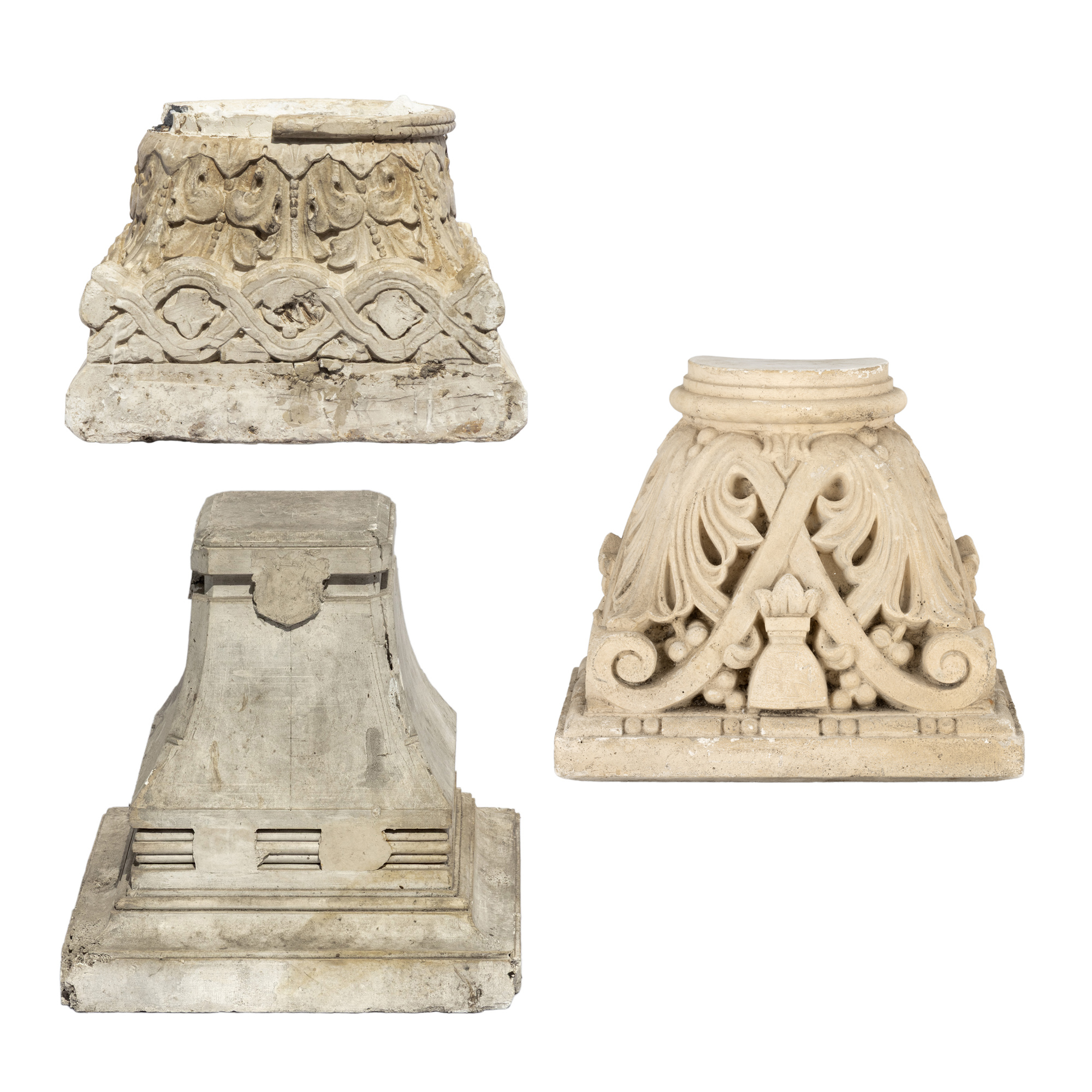 Lot format din capitel în stil Neo-Românesc, decorat cu motive vegetale, o bază în stil Neo-clasic și un capitel corintic, decorat cu volute și frunze de acant 