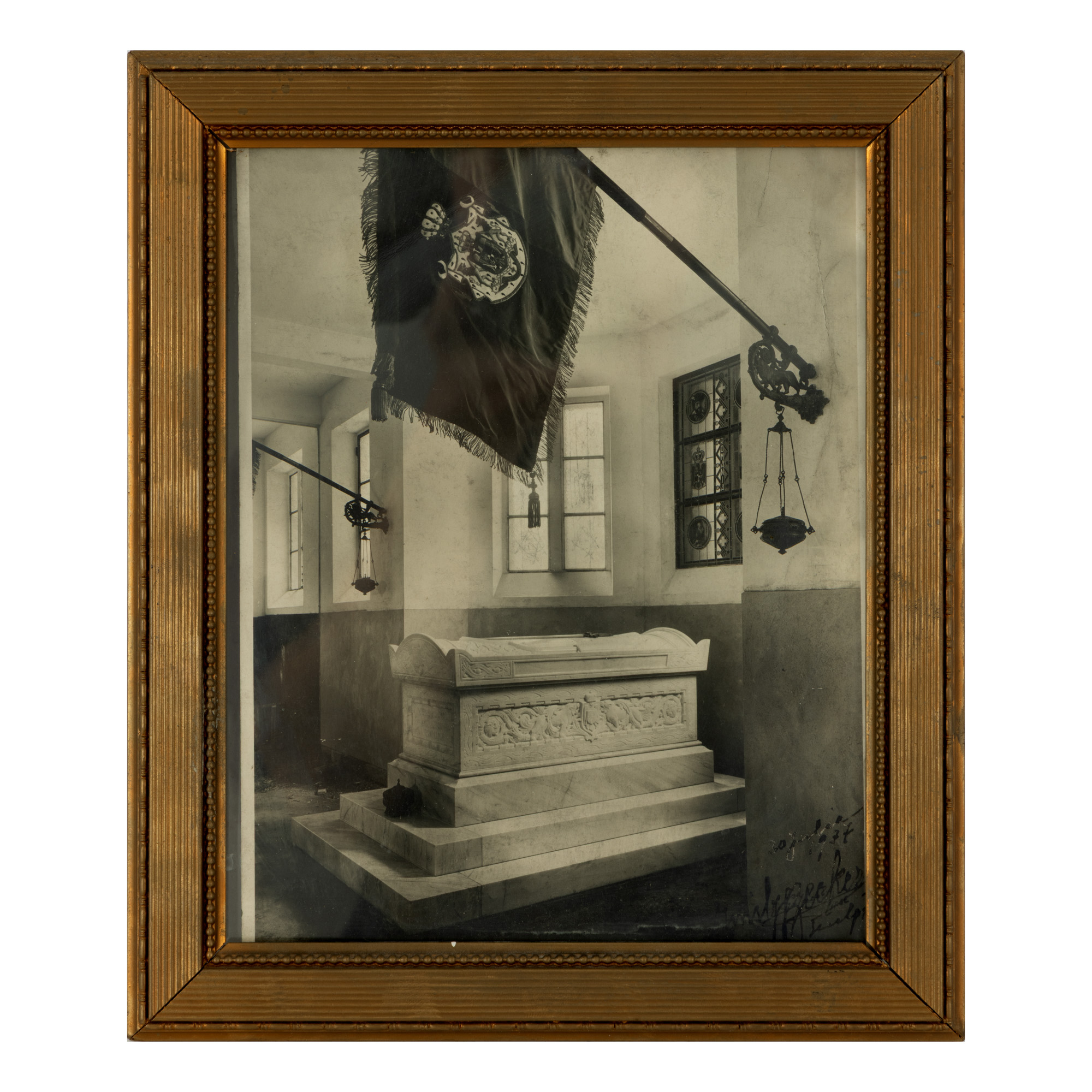 Photograph illustrating the Romanian sarcophagus from Liege, 1937, with the holograph signature of Emil Wilhelm Becker