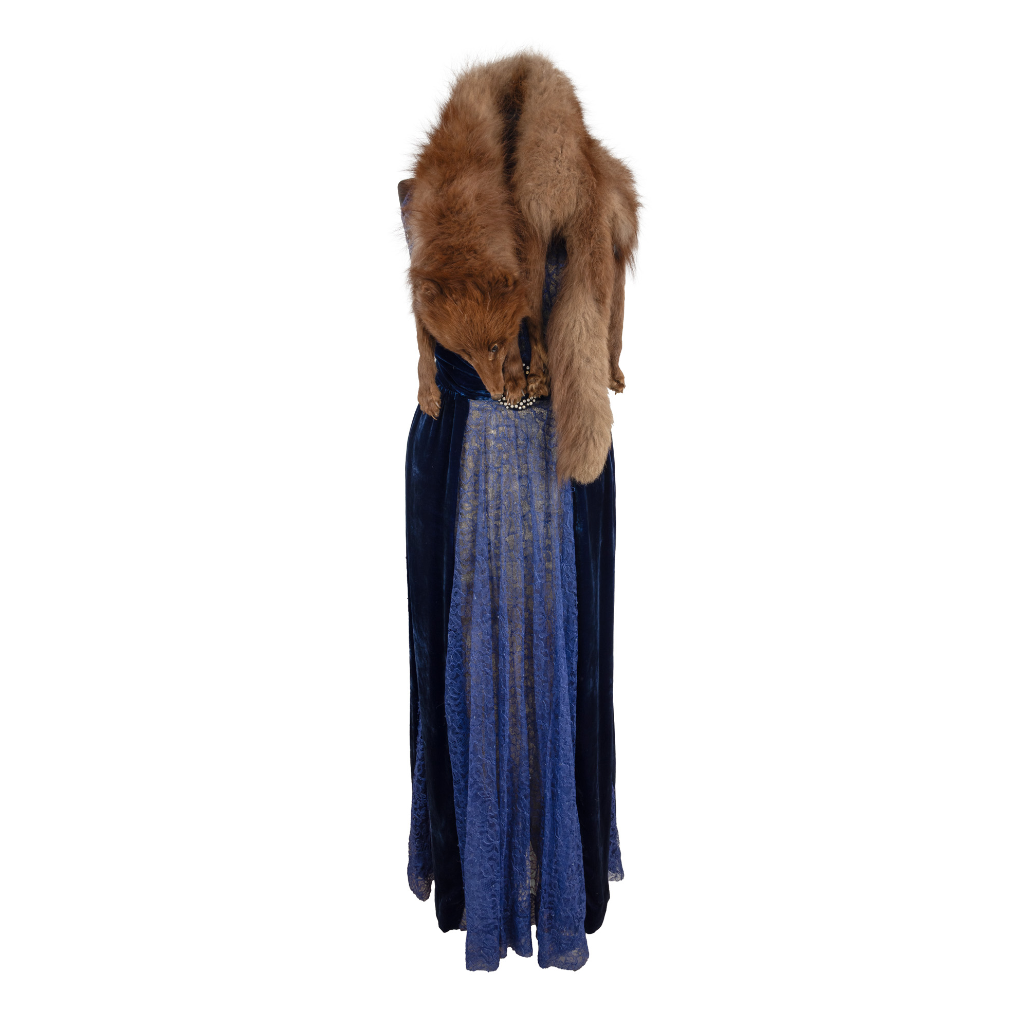 Rochie din catifea, însoțită de etolă din blană de vulpe, prima jumătate a sec. XX