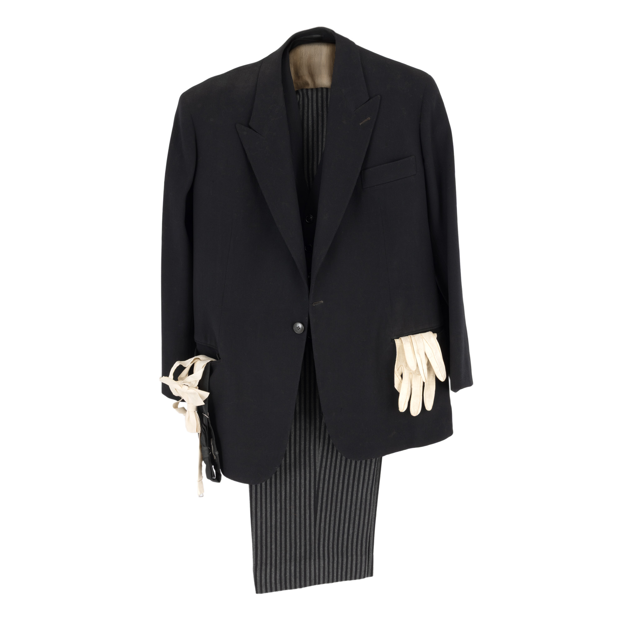 Costum bărbătesc din stofă, format din sacou, vestă, pantaloni, papioane și mănuși, perioada interbelică, ce a aparținut artistului, Emil W. Becker