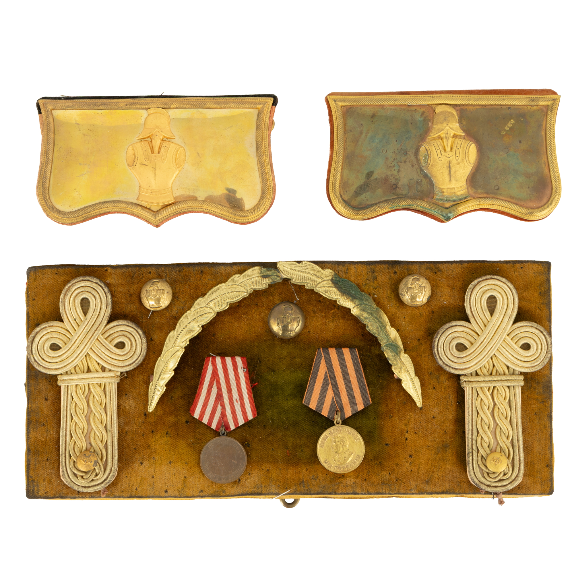Lot consisting of Royal Guard Officer's accessories, consisting of epaulettes, two decorations and military accessories, belonged to Stelian Șerbănescu, son-in-law of E.W. Becker, interwar period.