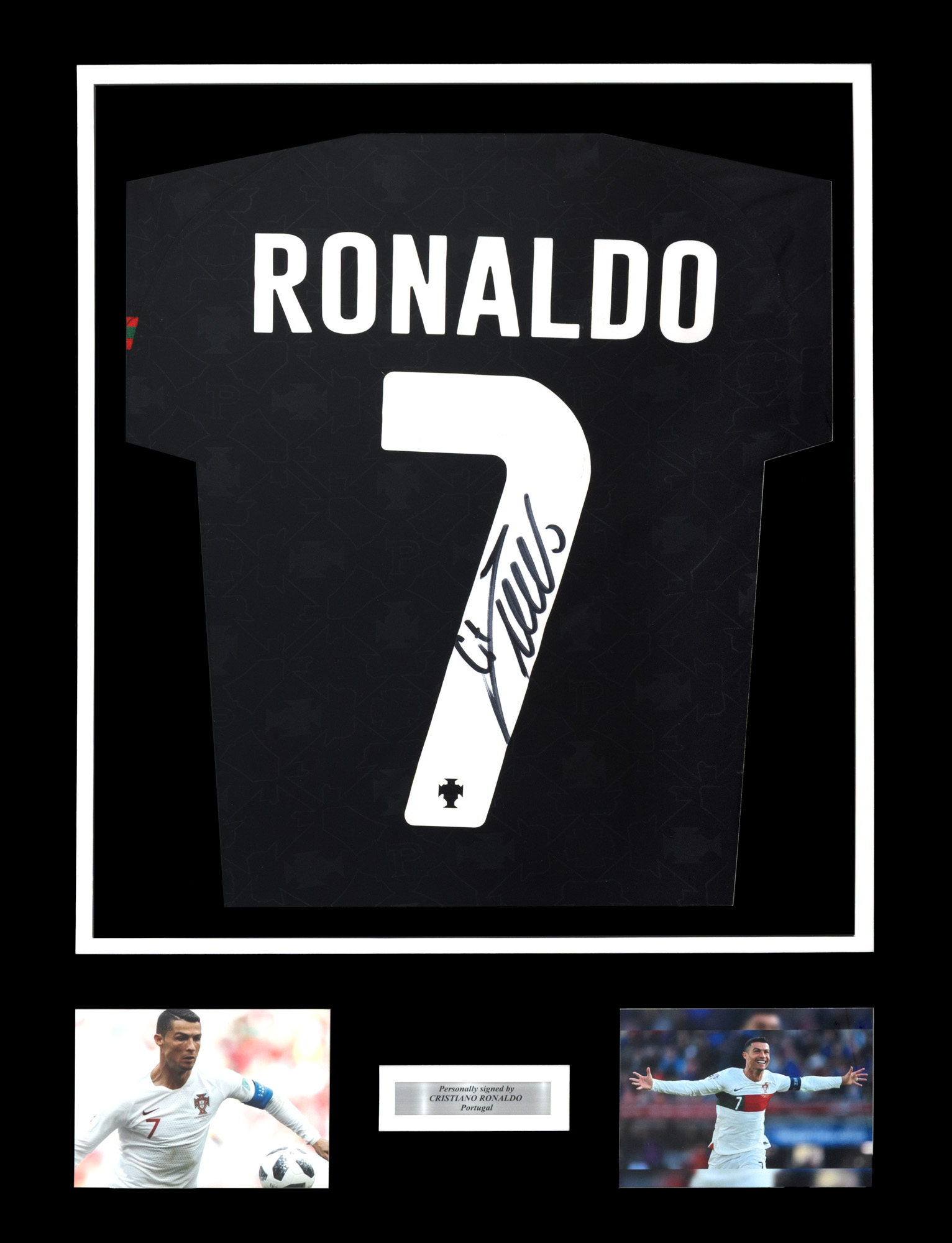 Tricou al echipei naționale a Portugaliei, cu semnătura olografă a lui Cristiano Ronaldo, înrămat