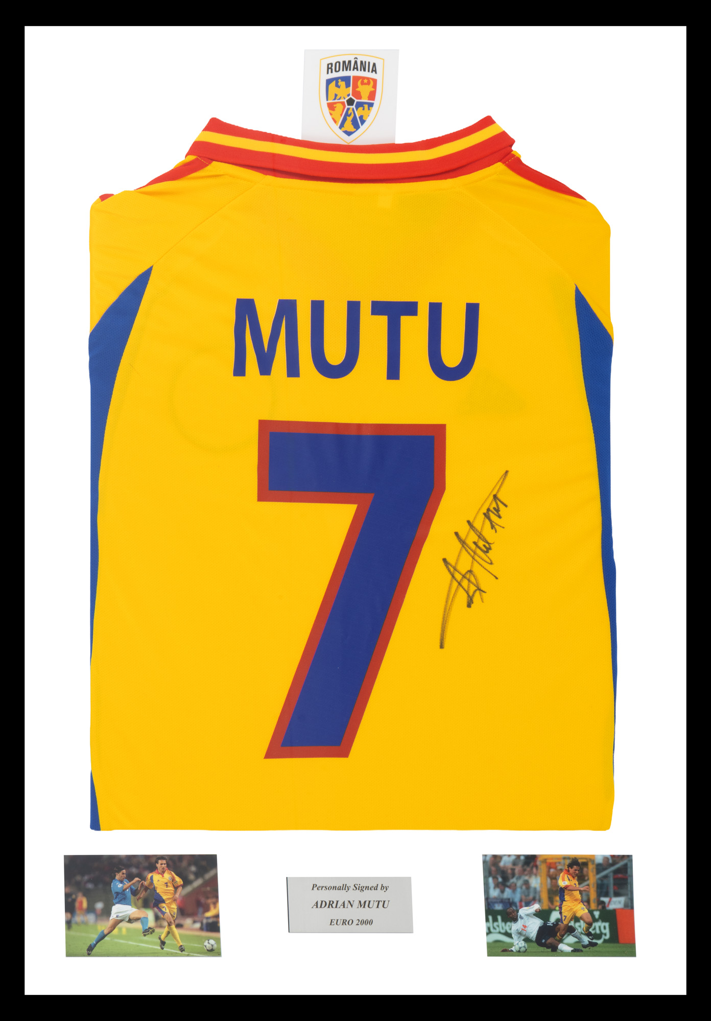 Tricou al echipei naționale a României, cu semnătura olografă a lui Adrian Mutu, înrămat