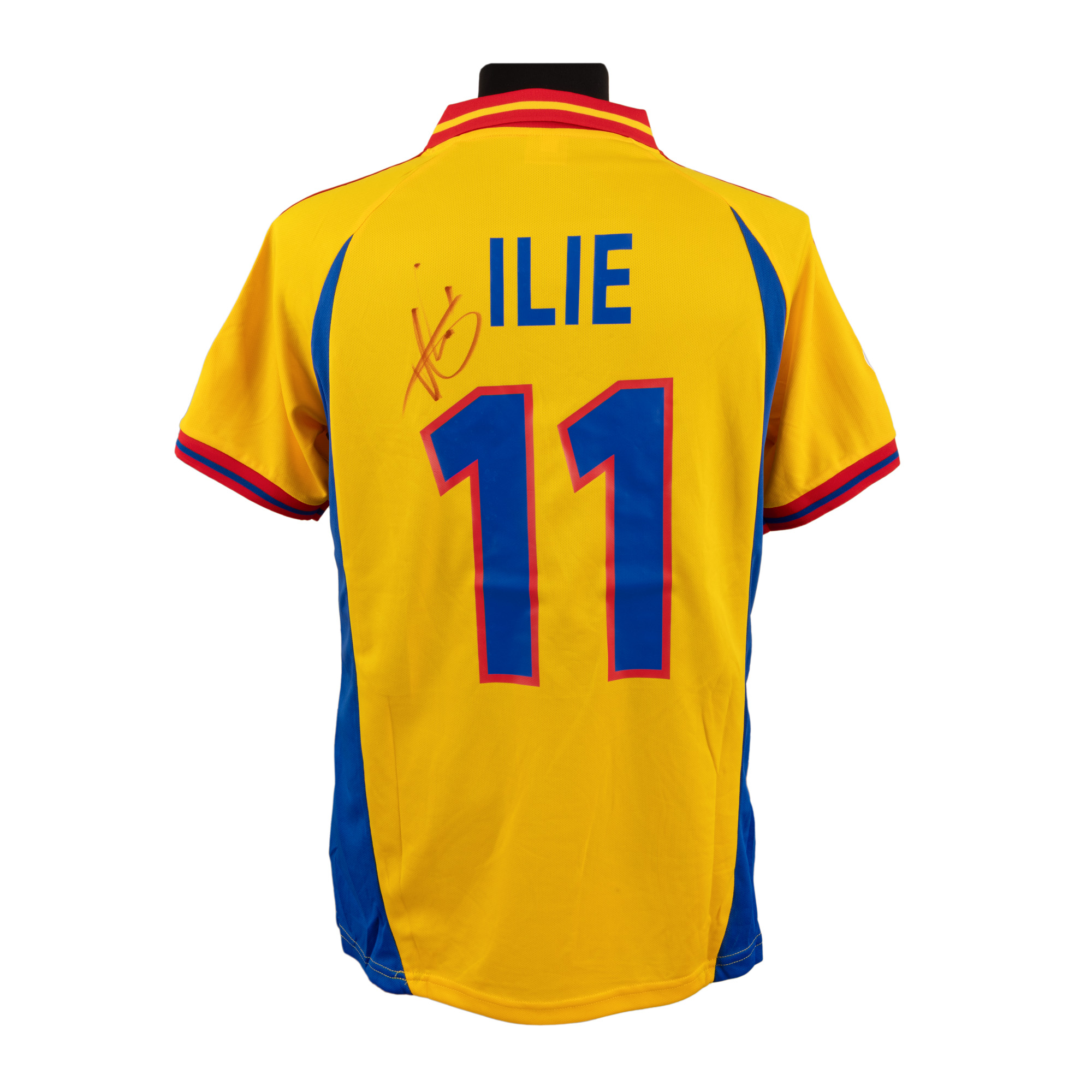 Tricou al echipei naționale a României, cu semnătura olografă a lui Adrian Ilie, înrămat