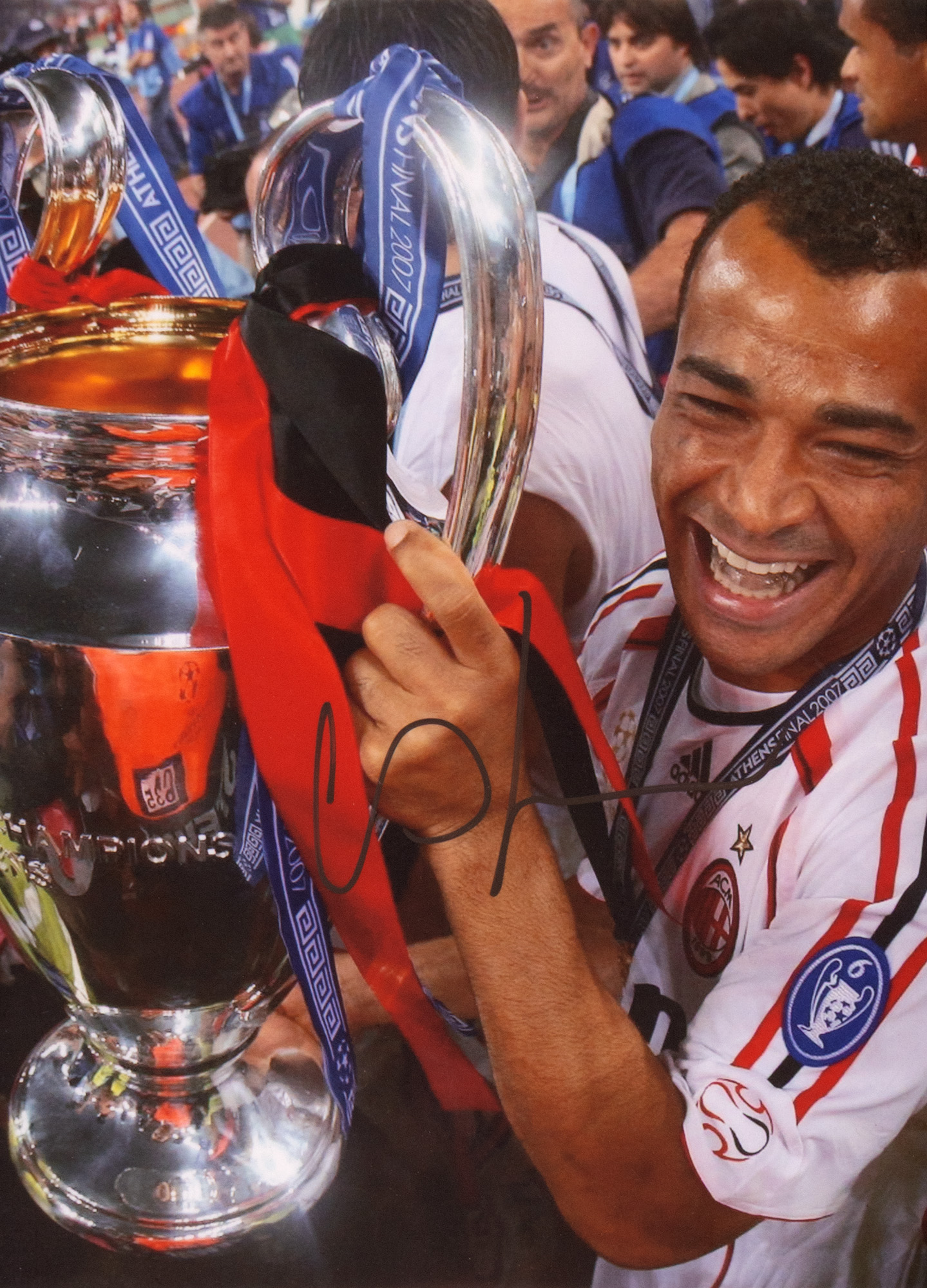 Fotografie reprezentându-l pe Marcos Evangelista de Morais (Cafu),  sărbătorind victoria în finala UEFA Champions League din 2007, cu semnătura olografă a sportivului, înrămată